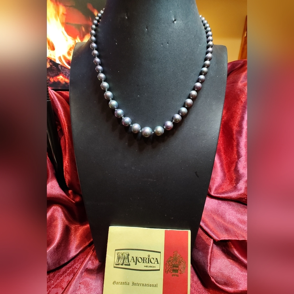 Black Tahtian Faux Pearl 15 Inch Graduated Necklace. Beautiful Silver Tone Clasp